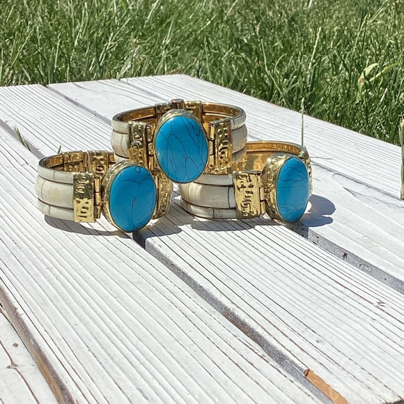 LIVE SHOW ITEMS CABLE BRACELET - Picture 1 of 15